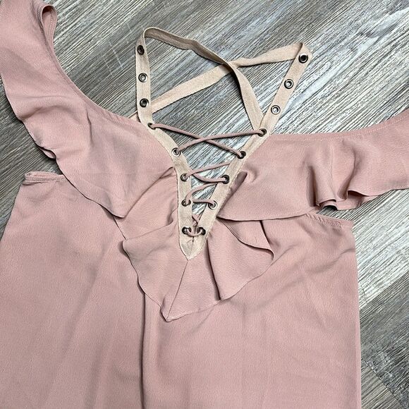ESSUE • Med • cold shoulder top w/ruffle • soft rose pink • like new - Picture 2 of 8